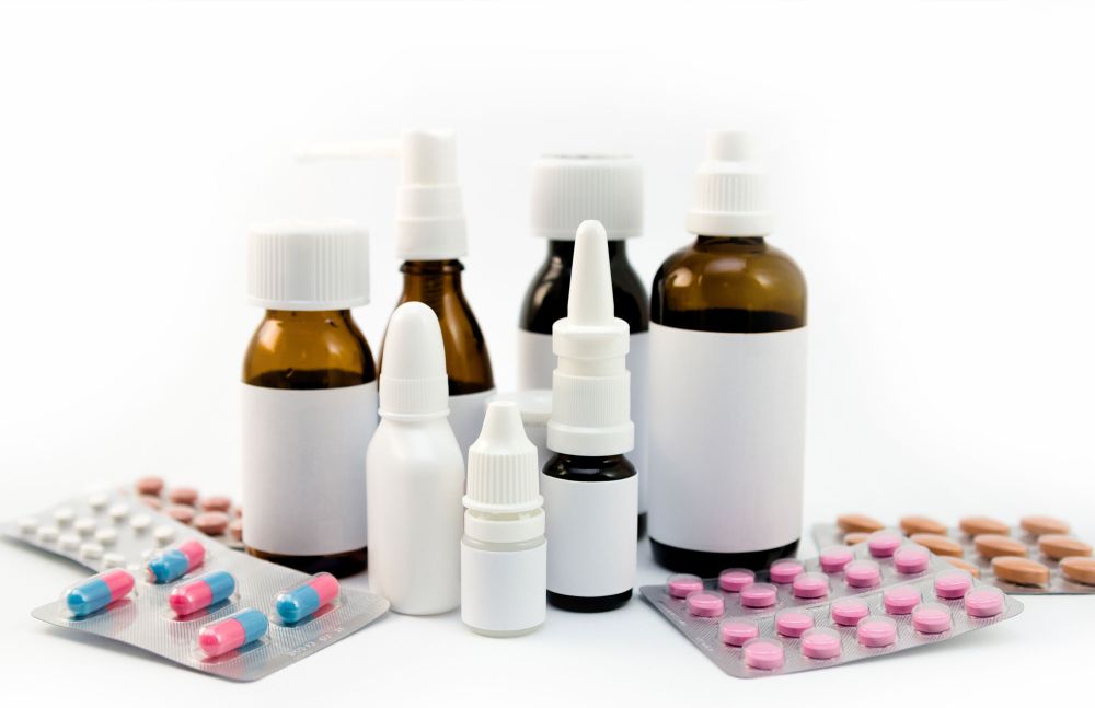 Sortiment von Arzneimittelflaschen, Tablettenblistern und Nasensprays