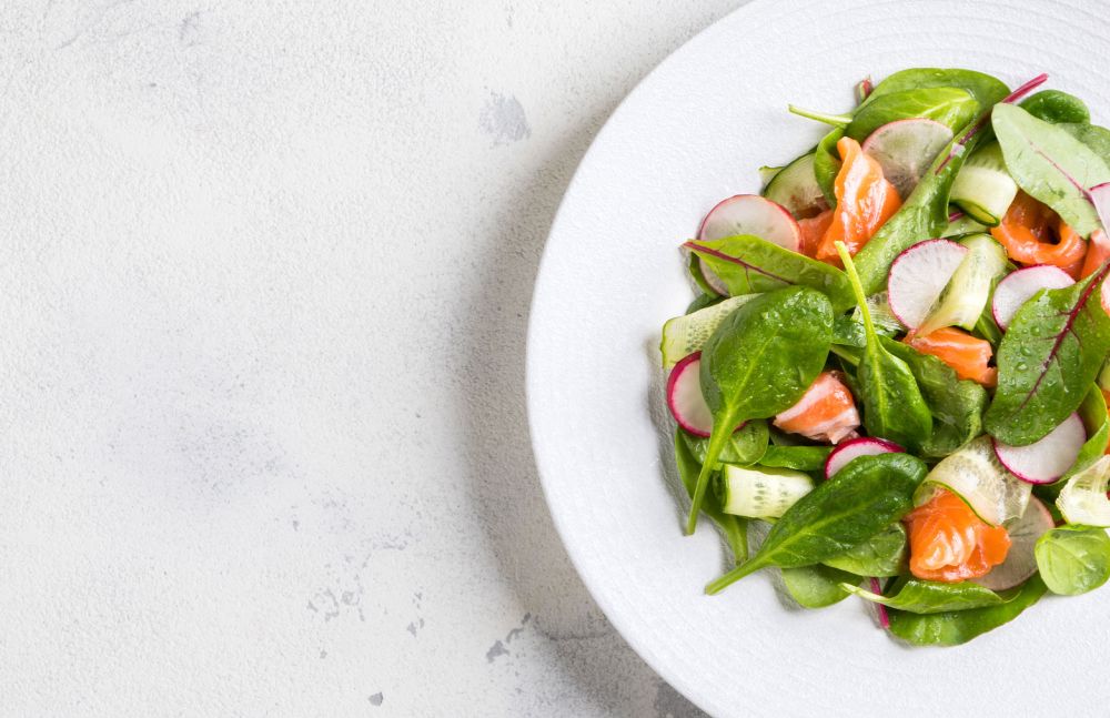 Bunter Frühlingssalat mit Radieschen und Spinat