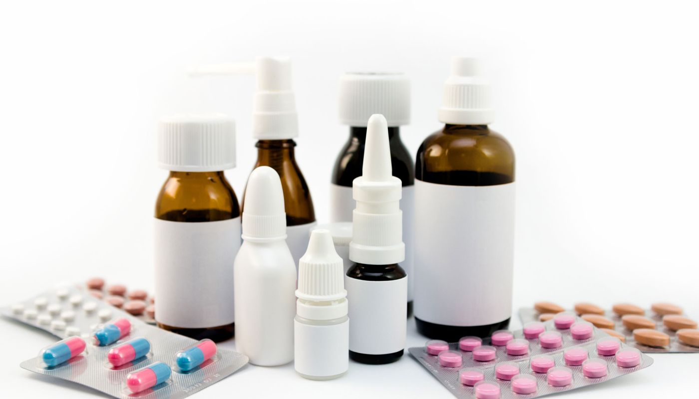 Sortiment von Arzneimittelflaschen, Tablettenblistern und Nasensprays