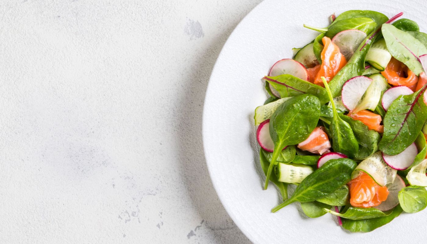 Bunter Frühlingssalat mit Radieschen und Spinat