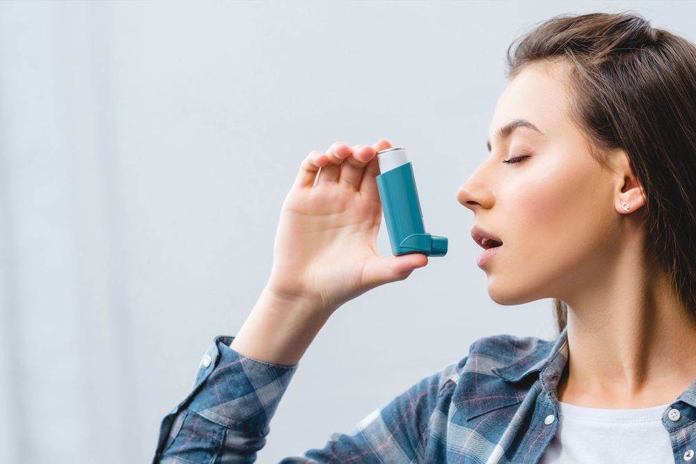 Frau benutzt Inhalator im Freien