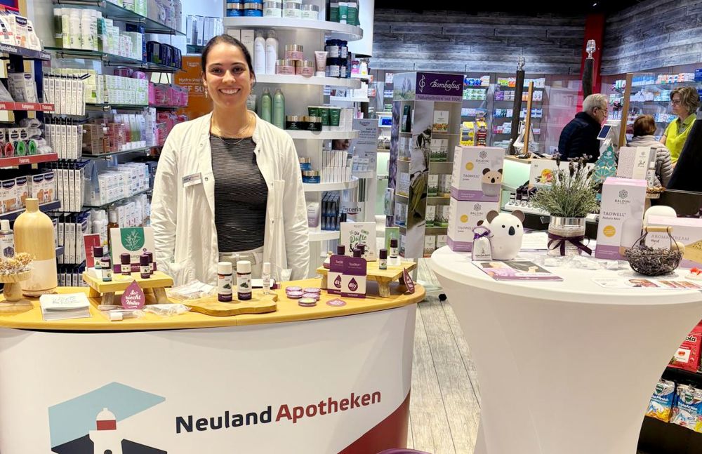 Apothekerin am Beratungstisch mit ätherischen Ölen in der Neuland Apotheke