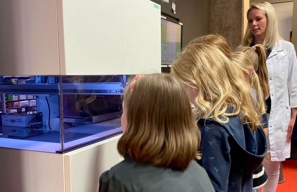 Schulkinder bei einer Führung durch die Neuland Apotheke