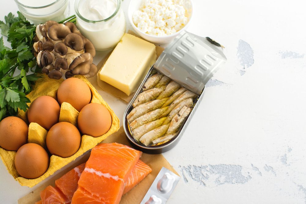 Verschiedene Lebensmittel mit Vitamin D, darunter Fisch, Eier und Käse