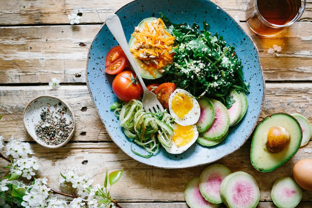 Bunter Salatteller mit Gemüse und Ei