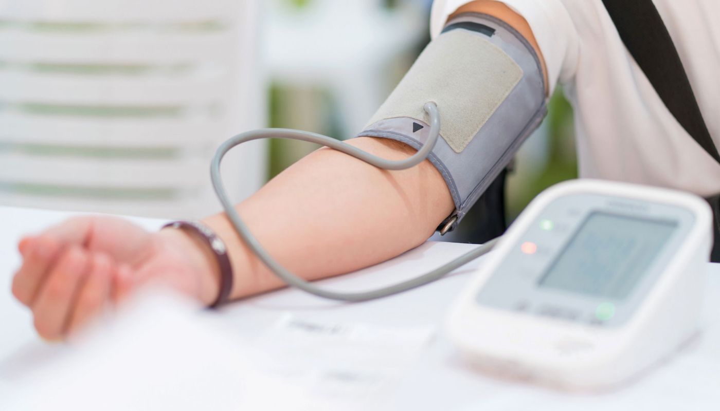 Nahaufnahme eines Arms mit angelegter Blutdruckmanschette