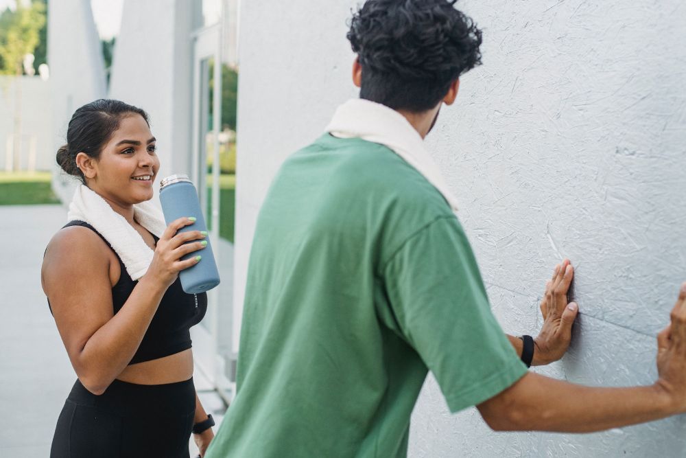 Frau mit Trinkflasche im Gespräch nach dem Sport
