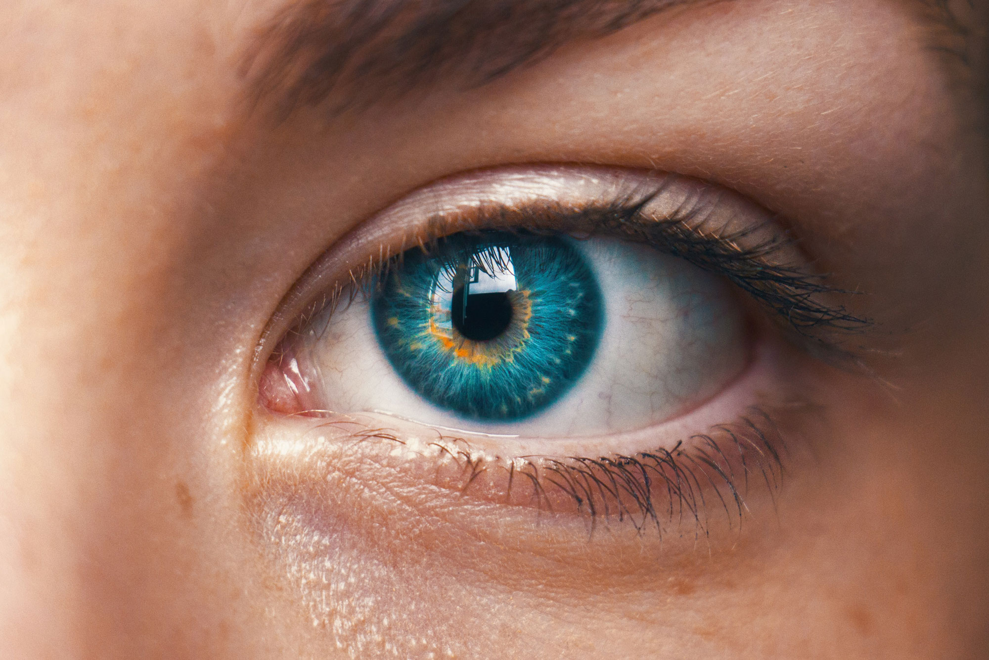 Nahaufnahme eines blauen Auges mit gereizter Bindehaut